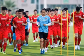 Trợ lý Lee Young Jin chạy cùng các cầu thủ. (Ảnh: Hoàng Linh/TTXVN) 