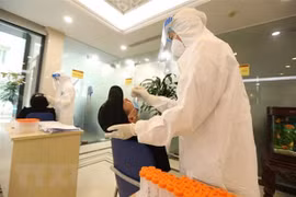 Lấy mẫu xét nghiệm COVID-19. (Ảnh: Minh Quyết/TTXVN)