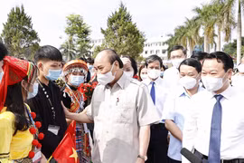 Chủ tịch nước Nguyễn Xuân Phúc với các giáo viên và học sinh Trường Phổ thông Dân tộc nội trú THPT tỉnh Yên Bái. (Ảnh: Thống Nhất/TTXVN) 
