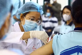 Trên 1.720 học sinh trường Trung học phổ thông Ngô Quyền thành phố Hải Phòng được tiêm vaccine phòng, chống COVID-19. (Ảnh: An Đăng/ TTXVN) 