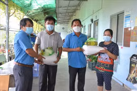 Lãnh đạo Liên đoàn lao động huyện Châu Thành, tỉnh An Giang trao quà hỗ trợ người lao động tượng trưng cho đại diện Tổ tự quản nhà trọ công nhân. (Nguồn: congdoan.vn)