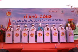 Các đại biểu thực hiện nghi thức nhấn nút, khởi công dự án. (Ảnh: Bùi Giang/TTXVN)