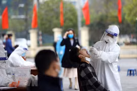 Lấy mẫu xét nghiệm COVID-19 cho người dân. Ảnh minh họa. (Ảnh: Huy Hùng/TTXVN)