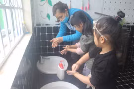 Hướng dẫn trẻ rửa tay bằng xà phòng để phòng chống COVID-19. Ảnh minh họa. (Ảnh: Hoa Mai/TTXVN) 