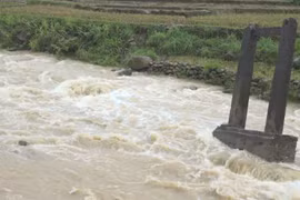 Hiện trường nơi cháu Thào Anh Đ bị trượt chân rơi xuống suối mất tích. (Ảnh: TTXVN phát)