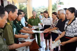 Phát tờ rơi tuyên truyền về phòng, chống ma túy. (Ảnh: Doãn Tấn/TTXVN)