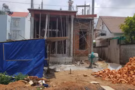 Công trình xây dựng vi phạm quy định giãn cách xã hội của tỉnh Bình Phước. (Ảnh: Đậu Tất Thành/TTXVN)