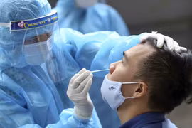 Lấy mẫu xét nghiệm COVID-19. (Nguồn: TTXVN)