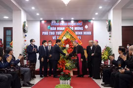 Ủy viên Bộ Chính trị, Phó Thủ tướng Thường trực Chính phủ Phạm Bình Minh tặng hoa chúc mừng Lễ Giáng sinh tại Tòa giám mục Huế. (Ảnh: Đỗ Trưởng/TTXVN)