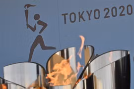 Biểu tượng ngọn đuốc Olympic Tokyo 2020 được trưng bày tại khu công viên thủy sinh Aquamarine Fukushima ở Iwaki, tỉnh Fukushima. (Ảnh: AFP/TTXVN)