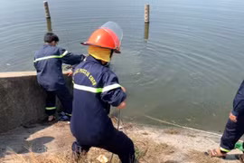 Đội Cảnh sát Phòng cháy chữa cháy và Cứu hộ cứu nạn tỉnh Bình Dương tìm kiếm các cháu bé bị đuối nước. (Ảnh: Huyền Trang/TTXVN)