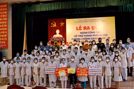 Đoàn cán bộ, y, bác sỹ tỉnh Hòa Bình lên đường giúp thành phố Hà Nội chống dịch. (Ảnh: Thanh Hải/TTXVN)