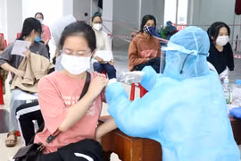 Tiêm vaccine phòng COVID-19 cho học sinh ở thành phố Đông Hà. (Ảnh: Nguyên Lý/TTXVN)