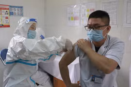 Bác sỹ Đặng Văn Huy, công tác tại Bệnh viện dã chiến Điện Biên Phủ được tiêm vaccine phòng COVID-19. (Ảnh: Xuân Tiến/TTXVN)