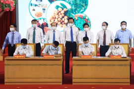 Các đại biểu chứng kiến lễ ký kết tiêu thụ sản phẩm giữa các Doanh nghiệp với các Hợp tác xã trồng nhãn. (Ảnh: Đinh Tuấn/TTXVN)