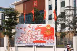 Tranh tuyên truyền, cổ động bầu cử được đặt trước Quận ủy Đống Đa. (Ảnh: Hoàng Hiếu/TTXVN) 