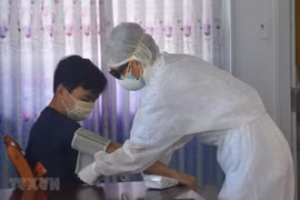 Nhân viên y tế kiểm tra sức khỏe cho người được cách ly phòng bệnh COVID-19. Ảnh minh họa. (Ảnh: Hoàng Nhị/TTXVN)
