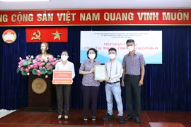 Bà Tô Thị Bích Châu, Chủ tịch Ủy ban Mặt trận Tổ quốc Việt Nam Thành phố Hồ Chí Minh tiếp nhận tượng trưng 50 máy tạo oxy do Công ty TNHH Thương mại Cao Đại Tín (HaKaWa) trao tặng. (Ảnh: Xuân Khu/TTXVN)