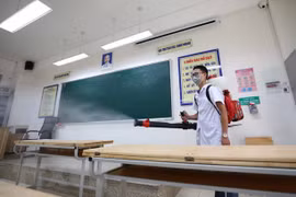 Các điểm thi đều được phun khử khuẩn để phòng, chống dịch. (Ảnh: Thanh Tùng/TTXVN) 