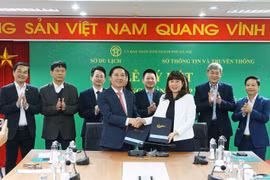 Lãnh đạo Sở Du lịch Hà Nội và Sở Thông tin và Truyền thông Hà Nội ký kết phối hợp hoạt động, lắp nhiều điểm wifi miễn phí. (Ảnh: Đinh Thuận/TTXVN)