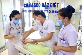 Em gái sơ sinh của sản phụ nhiễm COVID-19 được chăm sóc đặc biệt tại Bệnh viện Trung Ương Huế. (Ảnh: Mai Trang/TTXVN)