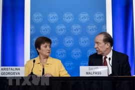 Tổng Giám đốc IMF Kristalina Georgieva (trái) và Chủ tịch WB David Malpas. (Ảnh: THX/TTXVN) 