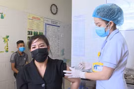 Người lao động làm trong lĩnh vực du lịch được tiêm vaccine phòng COVID-19 tại Bệnh viện Sản Nhi Quảng Ninh. (Nguồn: quangninh.gov.vn)
