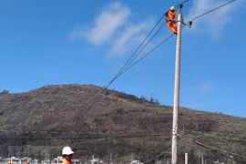 Nhân viên điện lực khẩn trương khắc phục sự cố trên lưới điện tại Quảng Ngãi hồi năm 2020. (Ảnh: Lê Ngọc Phước/TTXVN)