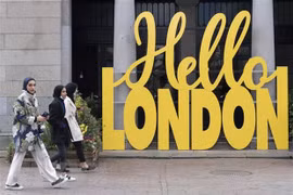 Người dân đi dạo tại London, Anh. (Ảnh: THX/TTXVN) 