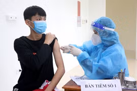Tiêm vaccine phòng COVID-19 cho học sinh ở thành phố Đông Hà. (Ảnh: Nguyên Lý/TTXVN)