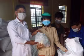 Cấp phát gạo cho người dân huyện biên giới Bù Gia Mập, tỉnh Bình Phước. (Ảnh: TTXVN phát)