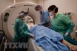 Điều trị cho bệnh nhân nhiễm COVID-19 tại bệnh viện ở Yokohama, Nhật Bản. (Ảnh: AFP/TTXVN)