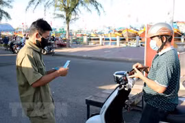 Người dân Phan Thiết được cấp thẻ đi chợ và theo khung giờ nhất định, tránh tập trung đông người. (Ảnh: Nguyễn Thanh/TTXVN)