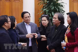 Thủ tướng Phạm Minh Chính với các đại biểu Liên hiệp các Hội Văn học Nghệ thuật Việt Nam. (Ảnh: Dương Giang/TTXVN) 