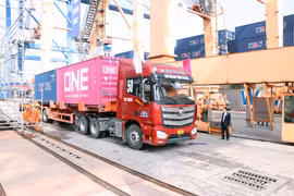 Lễ chào đón TEU hàng thứ một triệu trong năm 2021 tại Cảng Tân Vũ. (Ảnh: Hoàng Ngọc/TTXVN)