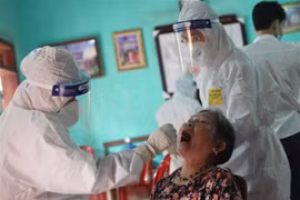 Lấy mẫu xét nghiệm người dân, người lao động thường trú và tạm trú tại tổ dân phố My Điền 1, thị trấn Nếnh, Bắc Giang. (Ảnh: Danh Lam/TTXVN) 