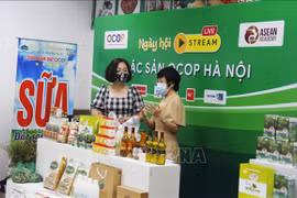 Chủ thể sản phẩm OCOP giới thiệu sản phẩm, quy trình sản xuất, chế biến an toàn đến khách hàng qua hình thức livestream. (Ảnh: Phương Anh/TTXVN) 