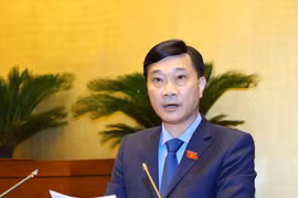 Chủ nhiệm Ủy ban Kinh tế của Quốc hội Vũ Hồng Thanh trình bày Báo cáo giải trình, tiếp thu, chỉnh lý dự thảo Nghị quyết về quy hoạch sử dụng đất quốc gia thời kỳ 2021-2030, tầm nhìn đến năm 2050 và kế hoạch sử dụng đất 5 năm (2021-2025). (Ảnh: Văn Điệp/TT