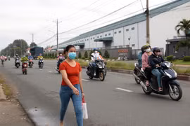 Công nhân tới nhà máy làm việc tại Khu công nghiệp Sóng Thần I, thành phố Dĩ An. (Ảnh: TTXVN phát)