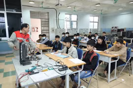 Đào tạo nghề Điện tử dân dụng tại Trường Cao đẳng Nghề Lạng Sơn. (Ảnh: Anh Tuấn/TTXVN) 