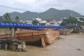 Vị trí xà lan bị mắc kẹt trước 7 giờ sáng 1/12 khiến ống dẫn nước sạch phía Bắc Nha Trang bị vỡ. (Ảnh: Phan Sáu/TTXVN)