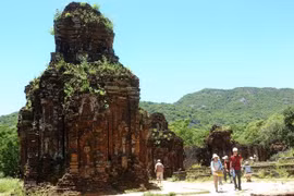 Du khách tham quan Khu di tích Mỹ Sơn. (Ảnh: Minh Đức/TTXVN) 