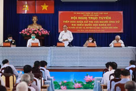 Chủ tịch nước Nguyễn Xuân Phúc thay mặt ứng cử viên đại biểu Quốc hội khoá XV trả lời ý kiến cử tri tại điểm cầu xã Xuân Thới Sơn, huyện Hóc Môn. (Ảnh: Thống Nhất/TTXVN) 