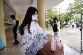 Học sinh trường Trung học Phổ thông Trần Phú thực hiện sát khuẩn khi vào lớp. (Ảnh: Văn Dũng/TTXVN) 