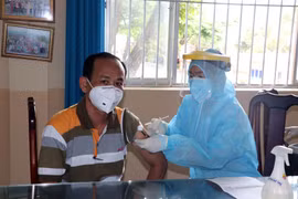 Điểm tiêm vắcxin tại Trường THCS Huỳnh Khương Ninh, phường Thắng Tam, thành phố Vũng Tàu ngày 15/8. (Ảnh: Đoàn Mạnh Dương/TTXVN)