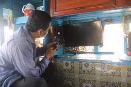 Máy giám sát hành trình trên một tàu đánh bắt xa bờ tại xã Phước Tỉnh, huyện Long Điền. (Ảnh: Hoàng Nhị/TTXVN)