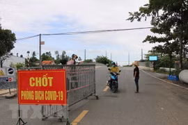 Một chốt kiểm soát dịch tại Đồng Tháp. (Ảnh: Chương Đài/TTXVN)
