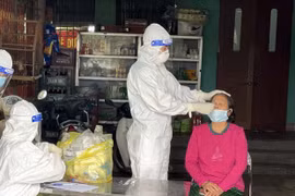 Lấy mẫu xét nghiệm COVID-19 cho người dân ở Thanh Hóa. (Ảnh: Nguyễn Nam/TTXVN)
