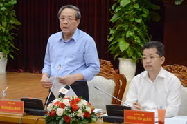 Ủy viên Trung ương Đảng, Phó trưởng Ban Tổ chức Trung ương Hoàng Đăng Quang (bên trái) phát biểu tại buổi làm việc. (Ảnh: Quốc Dũng/TTXVN)