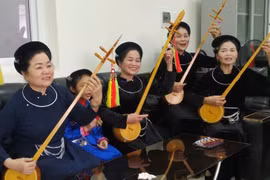 Nghệ sỹ ưu tú Hoàng Kim Tuế (ngoài cùng bên trái) trong một buổi tập hát then đàn tính cùng các nghệ sỹ tỉnh Cao Bằng. (Ảnh: TTXVN phát)